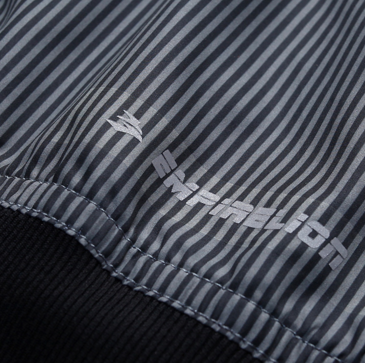 Отражающий логотип спереди и обратно