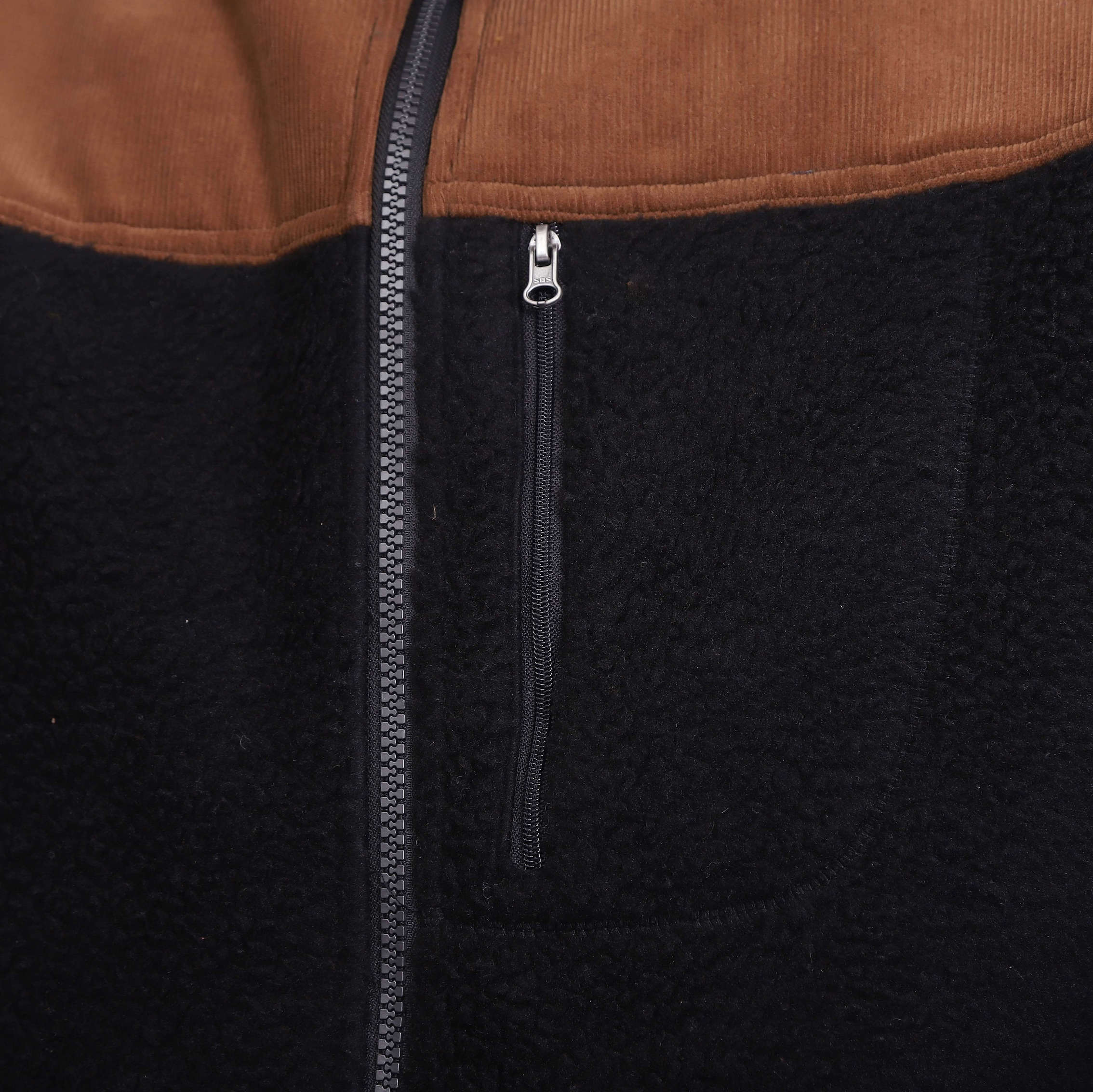 Карман на молнии груди